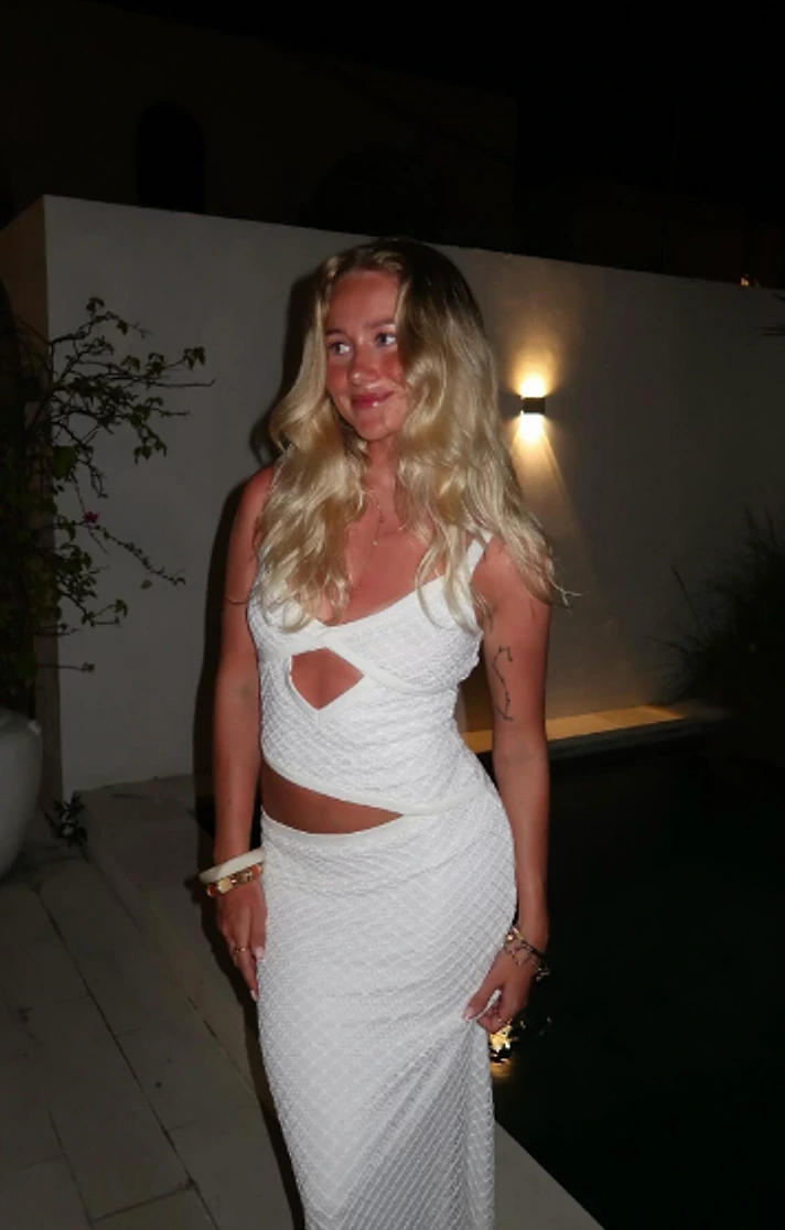 Cliente portant la Jocelyn Maxi Dress en soirée